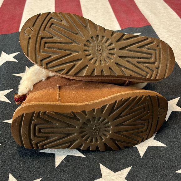 Ugg boots in good condition. Only used a handful of times. - Picture 4 of 5